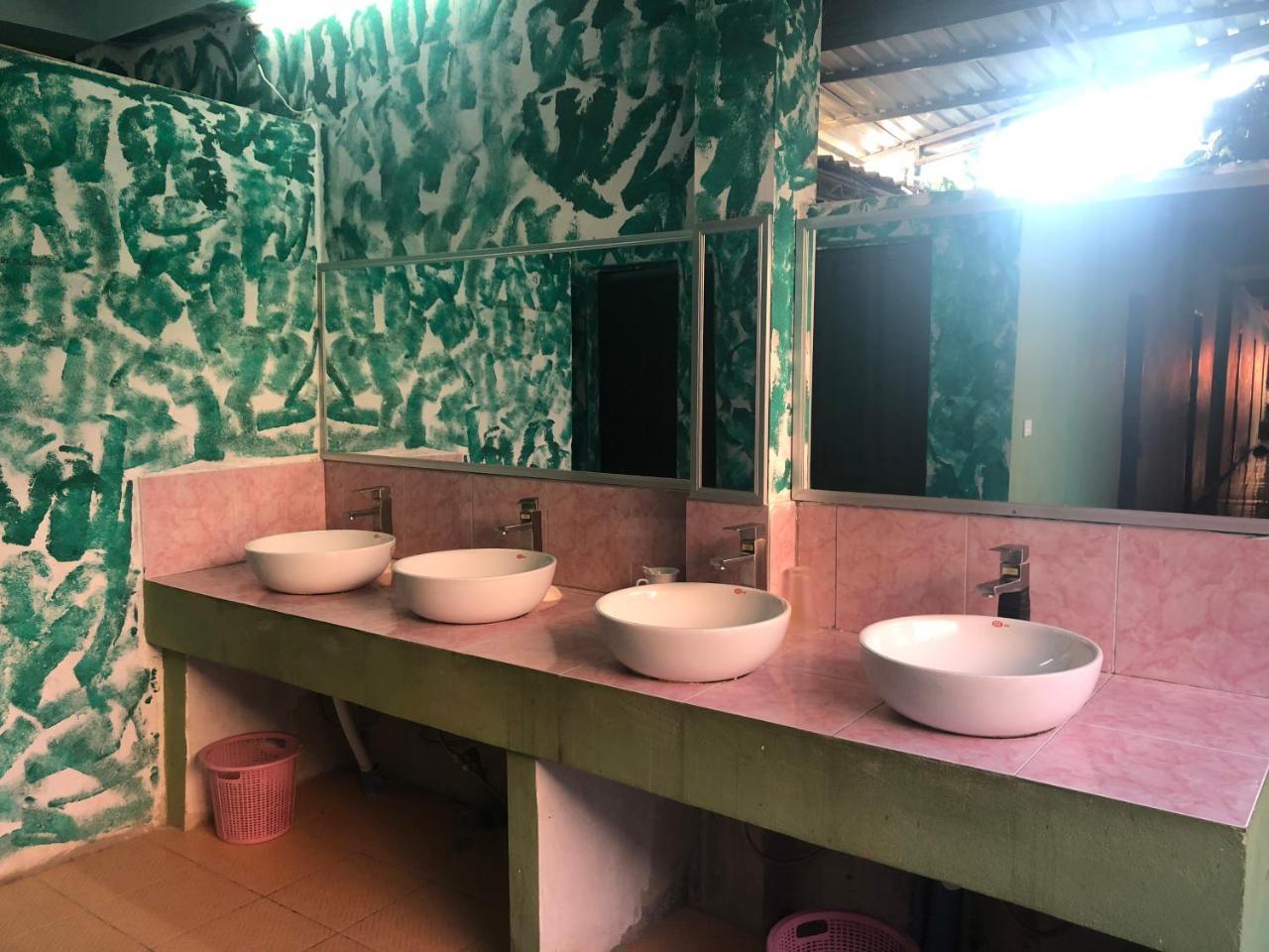 Army Barracks Guesthouse Vang Vieng Ngoại thất bức ảnh