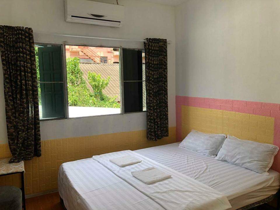 Army Barracks Guesthouse Vang Vieng Ngoại thất bức ảnh