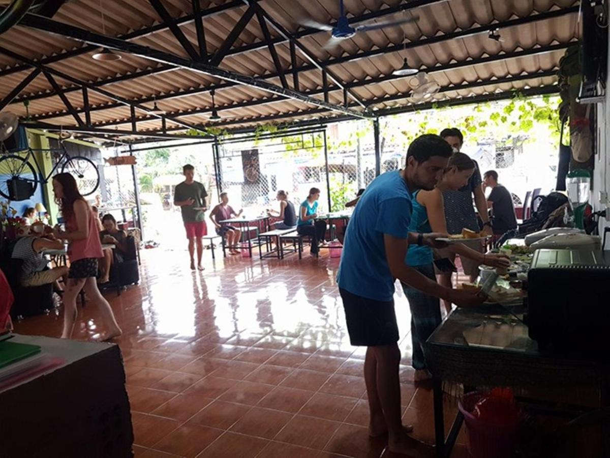 Army Barracks Guesthouse Vang Vieng Ngoại thất bức ảnh