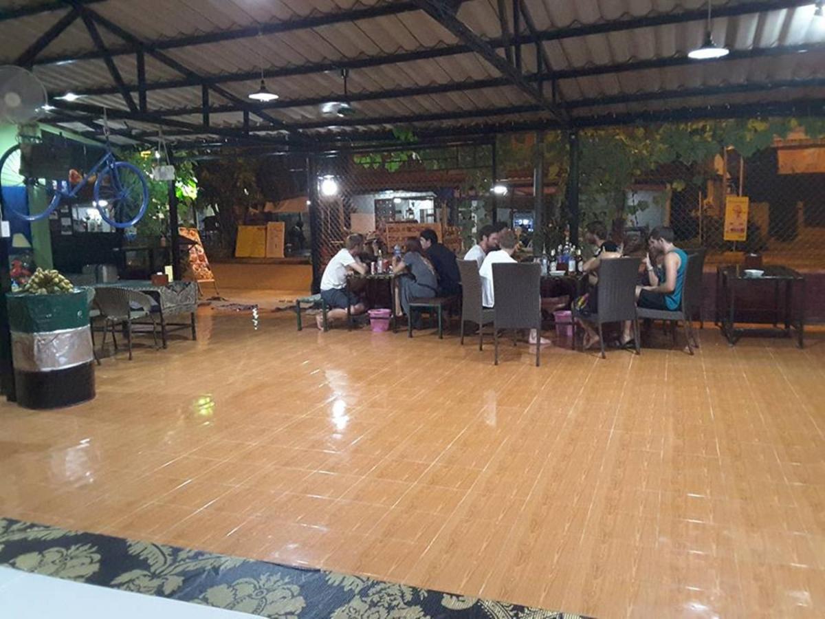 Army Barracks Guesthouse Vang Vieng Ngoại thất bức ảnh