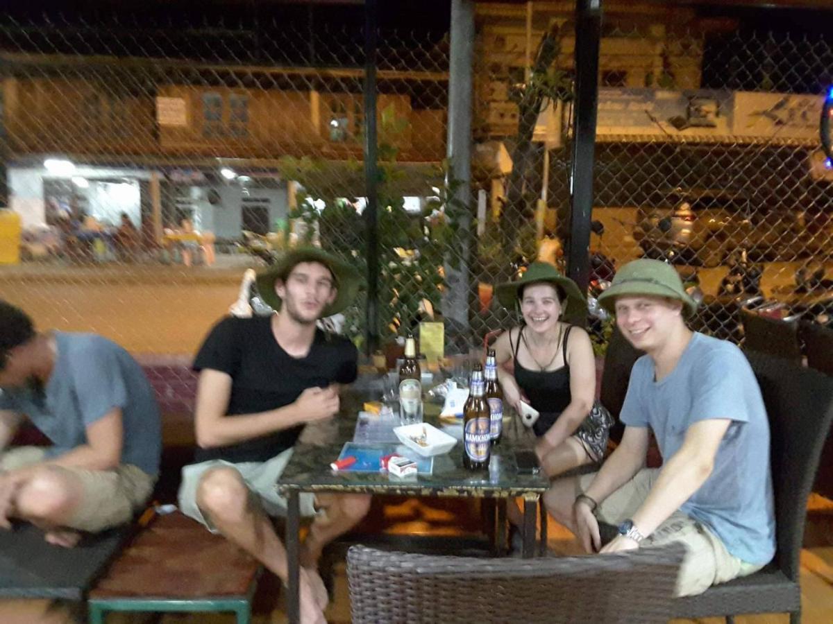 Army Barracks Guesthouse Vang Vieng Ngoại thất bức ảnh